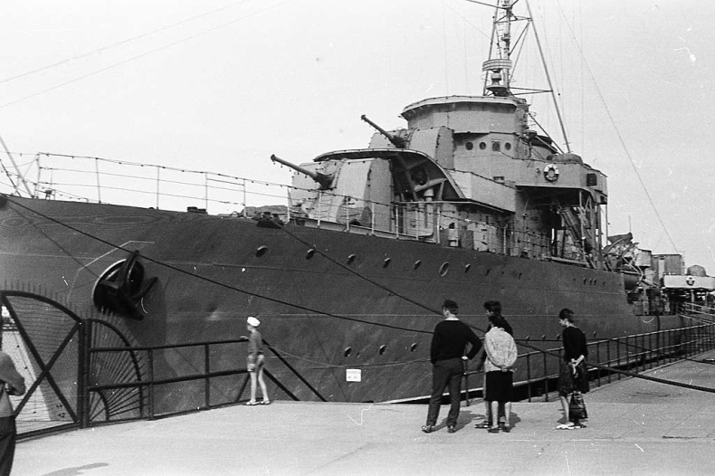 90 lat temu podniesiono polską banderę na niszczycielu ORP "Burza" - GospodarkaMorska.pl