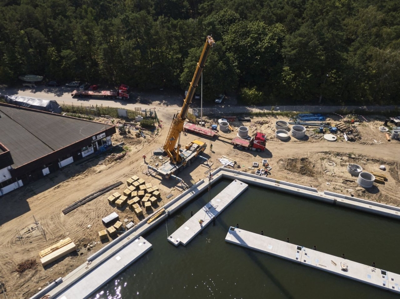 Żelbetowe pomosty ustawione w Porcie Jachtowym w Gdańsku [WIDEO, FOTO] - GospodarkaMorska.pl