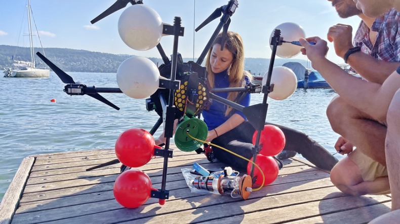 Dron, który lata i nurkuje - może zmienić inspekcje floating offshore i ułatwić monitoring wód  - GospodarkaMorska.pl