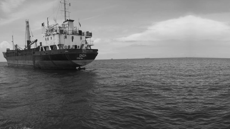Porzucony bez zasilania statek straszy na kotwicowisku w Dakarze. Załoga bezradna, właściciel i port umywają ręce - GospodarkaMorska.pl