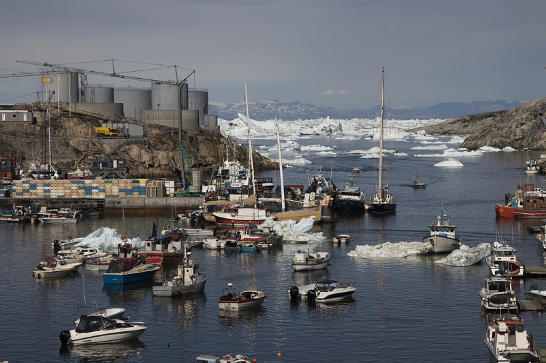 Władze miasta na Grenlandii chcą ograniczyć liczbę turystów, by spowolnić topnienie lodowców - GospodarkaMorska.pl