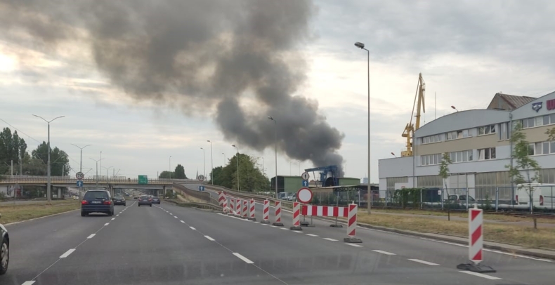 Szczecin. Pożar dachu budynku przy jednym z portowych nabrzeży [WIDEO, ZDJĘCIA] - GospodarkaMorska.pl