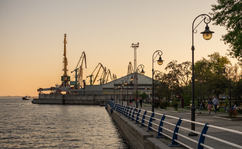 Rosja zaczyna budowę mostu pontonowego w Chersoniu - GospodarkaMorska.pl