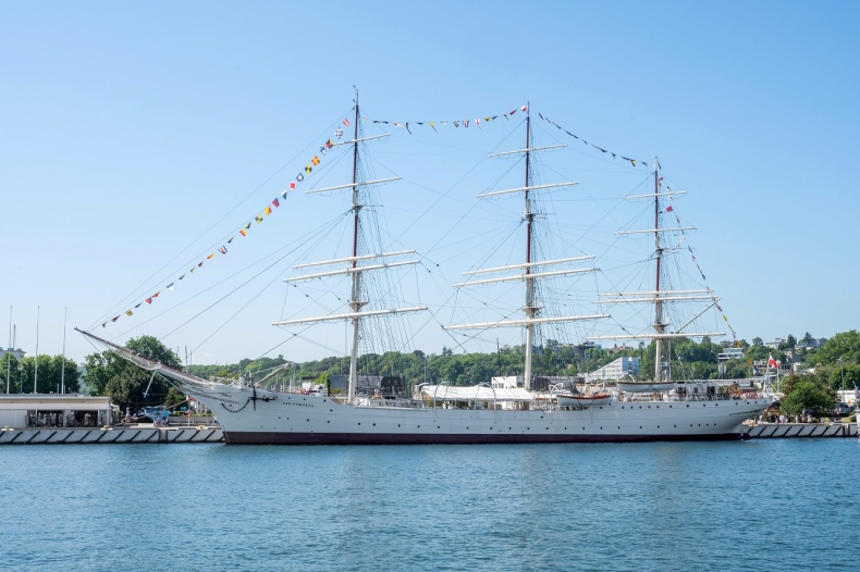Tłumy turystów na Darze Pomorza. Co tydzień na pokład wchodzi pół tysiąca osób - GospodarkaMorska.pl