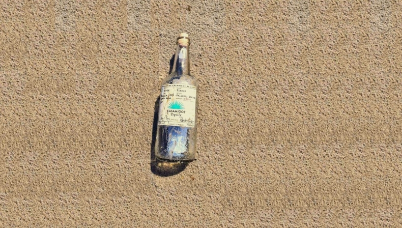 Dar Pomorza świadkiem miłosnej historii. Goście odnaleźli zaproszenie w butelce wrzuconej do Bałtyku - GospodarkaMorska.pl