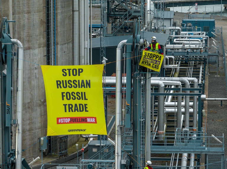 Greenpeace zablokował wyładunek rosyjskiego gazu w Szwecji - GospodarkaMorska.pl