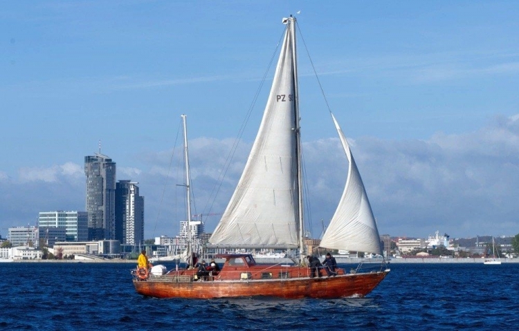 18 września jacht "Legia” przepłynie przez nowo otwarty kanał przez Mierzeję Wiślaną - GospodarkaMorska.pl