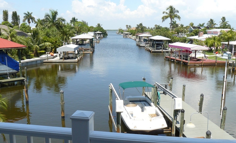 USA. Mieszkańcy Fort Myers Beach opuszczają wyspę zdewastowaną przez huragan - GospodarkaMorska.pl