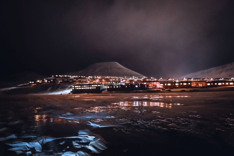 Mniejsza ilość lodu morskiego powoduje ekstremalne opady na Svalbardzie - GospodarkaMorska.pl