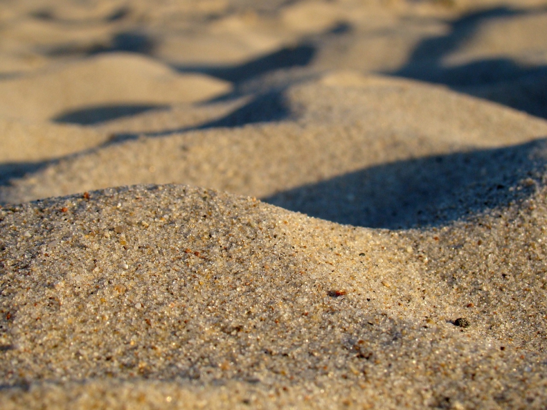 Włochy. Turystka bała się wywieźć piasek zabrany z plaży na Sardynii, wysłała go pocztą - GospodarkaMorska.pl