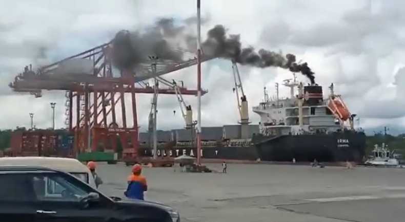 Polski masowiec zderzył się z suwnicą i żurawiami - GospodarkaMorska.pl