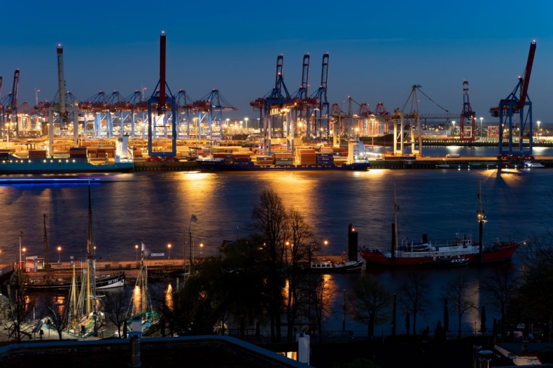 Chińczycy chcą zainwestować w port w Hamburgu, to budzi obawy, że mogą użyć gospodarki jako broni - GospodarkaMorska.pl