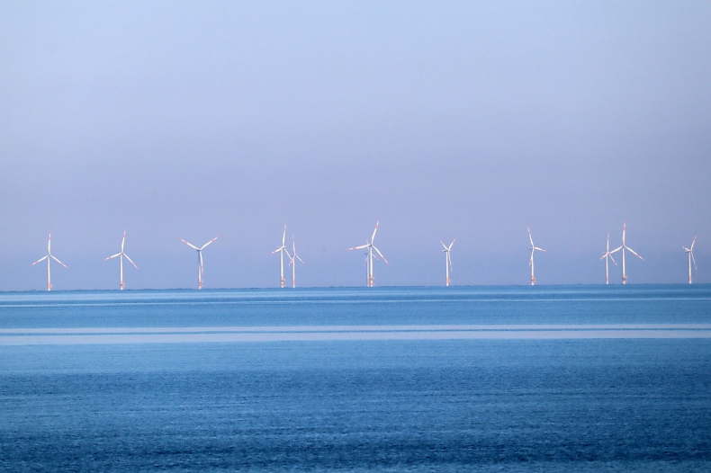 Mercedes-Benz będzie napędzany energią z morskich farm wiatrowych - GospodarkaMorska.pl