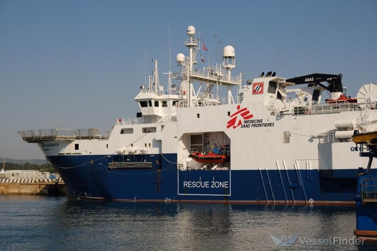 Włochy. Ponad 560 migrantów na statkach stojących u brzegów Sycylii, rząd: trzeba to zdusić - GospodarkaMorska.pl