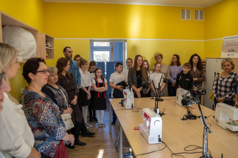 Dlaczego warto umieć szyć? Odpowiadają uczniowie SP 72, nagrodzonej w programie Busole [WIDEO] - GospodarkaMorska.pl