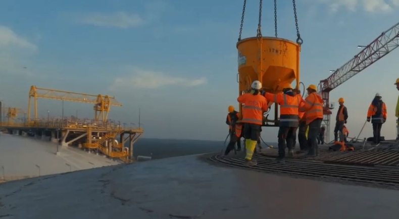 Świnoujście. Betonowanie kopuły trzeciego zbiornika LNG - GospodarkaMorska.pl