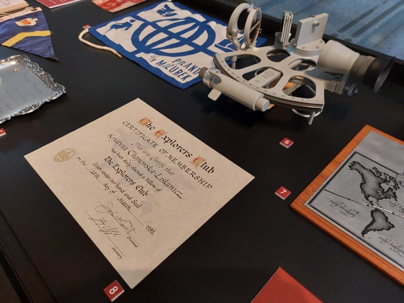 Muzeum Morskie w Gdańsku prezentuje pamiątki po pierwszej kobiecie, która samotnie opłynęła jachtem świat - GospodarkaMorska.pl