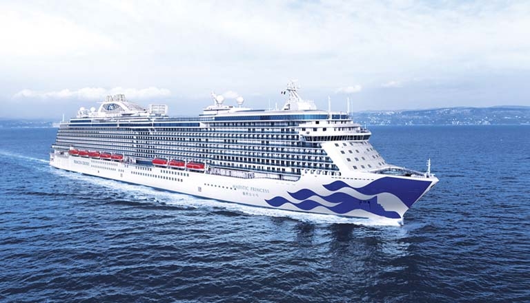 Wycieczkowiec z 800 pasażerami chorymi na Covid-19 zacumował w Sydney - GospodarkaMorska.pl