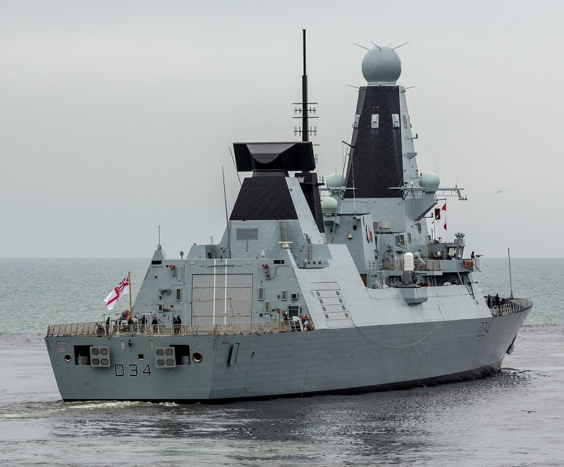 Niszczyciel uratował jacht - GospodarkaMorska.pl