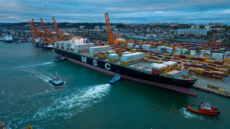 Gigantyczny kontenerowiec zawinął do Portu Gdynia [WIDEO] - GospodarkaMorska.pl