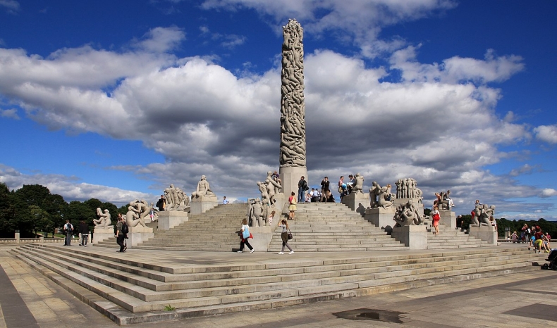 Aktywiści klimatyczni zniszczyli rzeźby w Oslo. Protestowali przeciwko wydobyciu ropy i gazu - GospodarkaMorska.pl