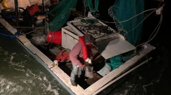 Rybacy uciekli z łodzi w ostatniej chwili (WIDEO) - GospodarkaMorska.pl