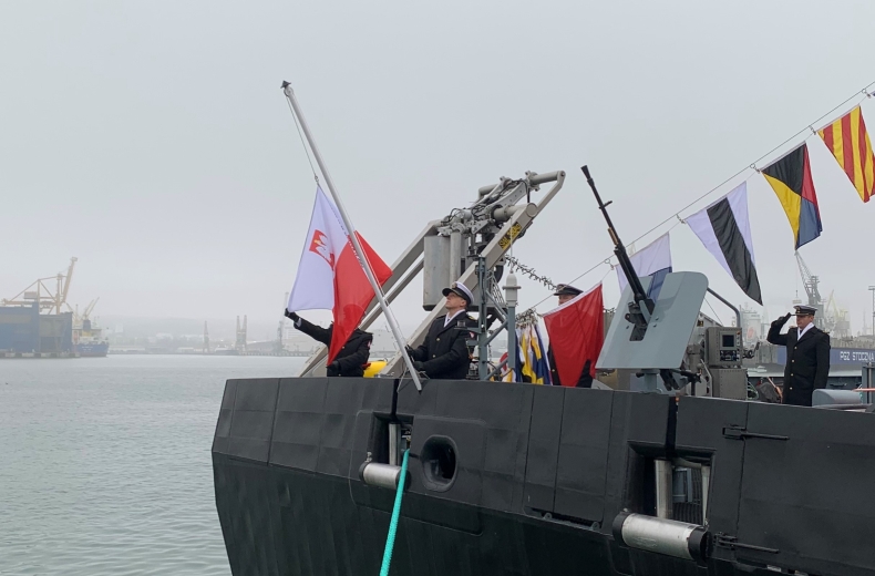 Podniesienie bandery na ORP Albatros. Okręt wchodzi do szyku [ZDJĘCIA] - GospodarkaMorska.pl