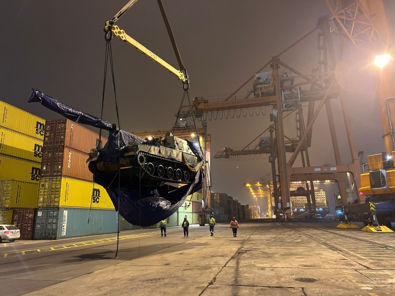 MON: w Porcie Gdynia rozładunek pierwszych koreańskich czołgów i armatohaubic - GospodarkaMorska.pl