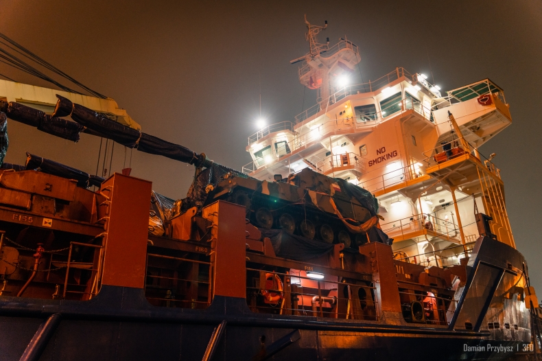 Pierwsza dostawa tegorocznych zakupów zbrojeniowych z Korei – czołgi i armatohaubice - GospodarkaMorska.pl