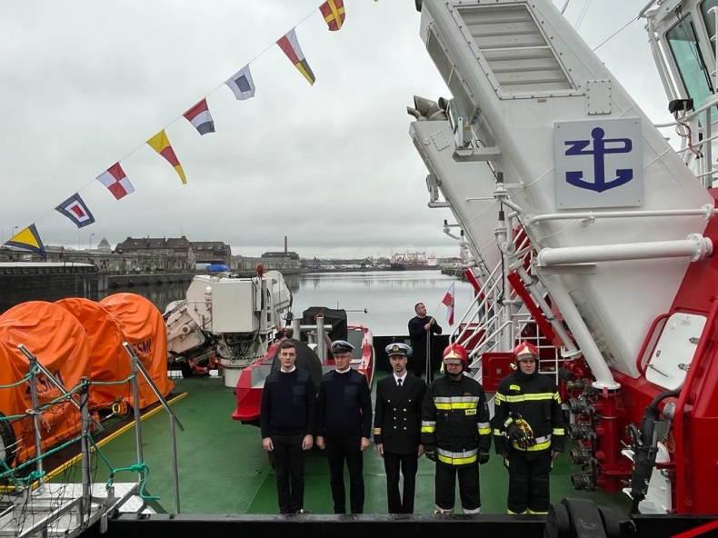Strażak-28 ochrzczony i z banderą [FOTO] - GospodarkaMorska.pl