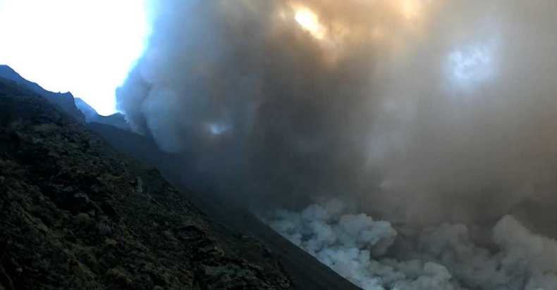 Morze zawrzało! Erupcja wulkanu Stromboli [WIDEO] - GospodarkaMorska.pl