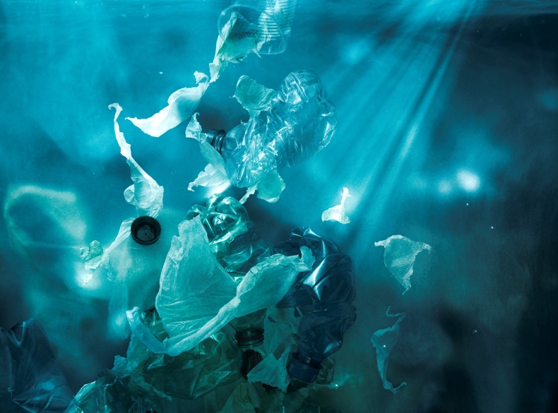 Magnetyczny proszek usuwa mikroplastik z wody - GospodarkaMorska.pl