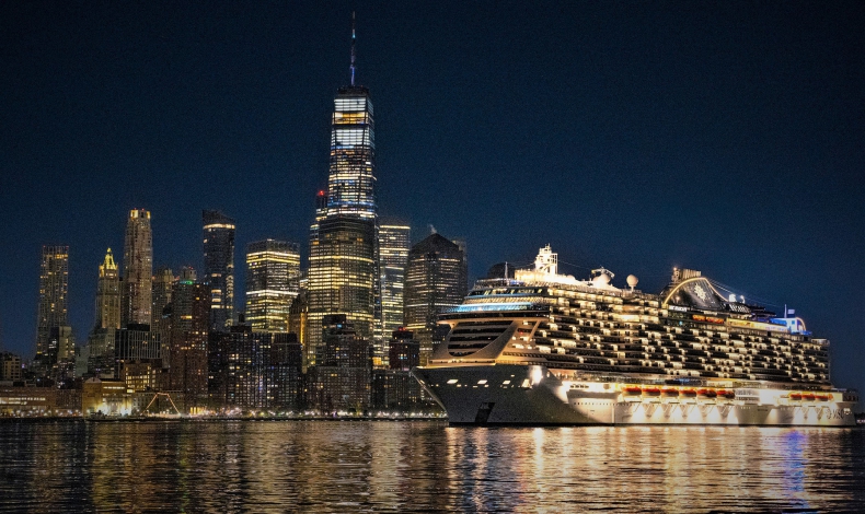 Największy i najbardziej ekologiczny statek zbudowany przez Fincantieri otrzymał nazwę podczas ceremonii w Nowym Jorku [WIDEO] - GospodarkaMorska.pl