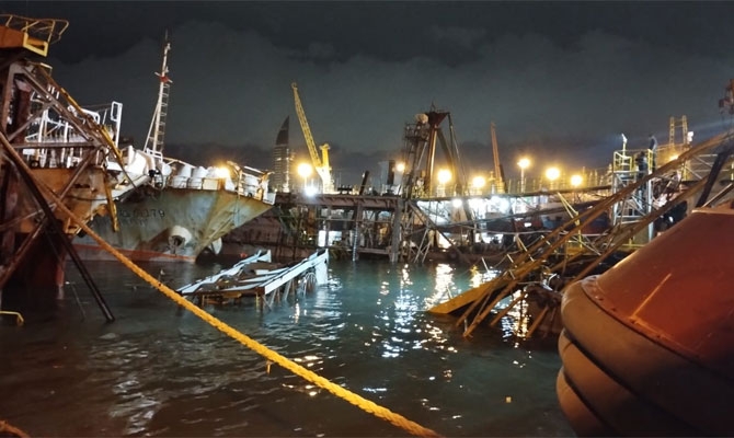 Zatonął pływający dok, wraz z nim statki i dźwigi [WIDEO] - GospodarkaMorska.pl