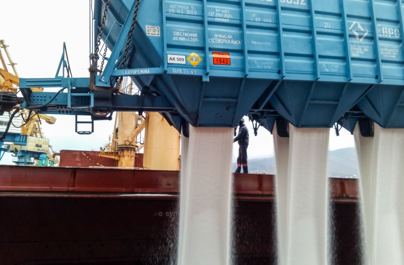 Zatwierdzenie kolejnych sankcji opóźniane przez dyskusję o portach - GospodarkaMorska.pl