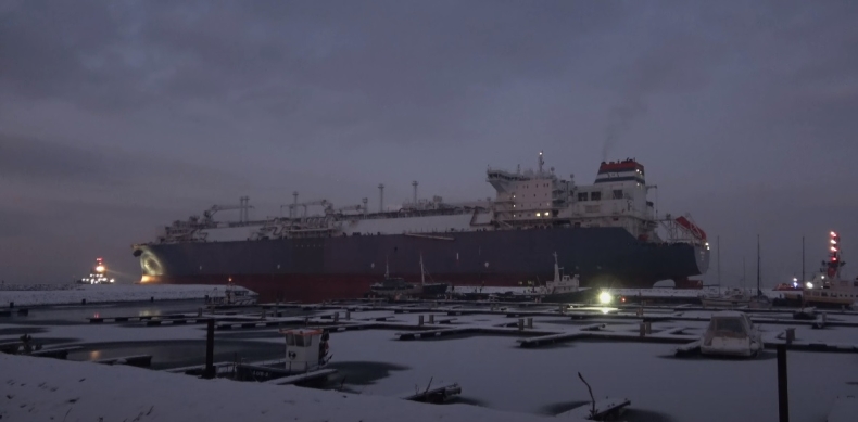 Spektakularne przybycie pływającego terminalu do małego portu [WIDEO] - GospodarkaMorska.pl