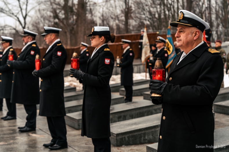Uczczono pamięć pomordowanych oficerów - GospodarkaMorska.pl