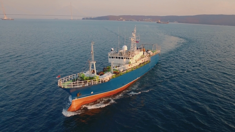 Rosyjski statek do połowu krabów osiadł na mieliźnie. Miejscowi "przygarnęli" ładunek - GospodarkaMorska.pl