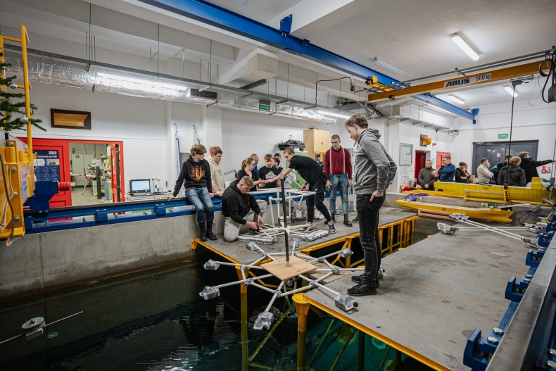 Uczniowie tworzyli i testowali pływające platformy dla farm wiatrowych [WIDEO] - GospodarkaMorska.pl