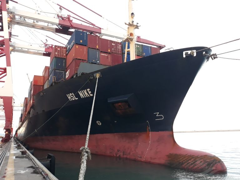 Niesprawny kontenerowiec odholowany z kanału La Manche - GospodarkaMorska.pl