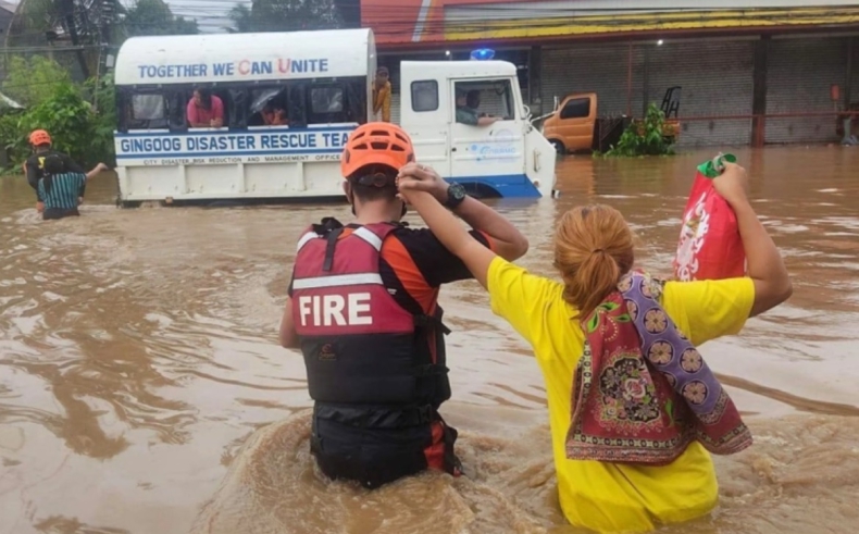 Ulewne deszcze i powodzie nawiedziły Filipiny w okresie Bożego Narodzenia. Są ofiary - GospodarkaMorska.pl