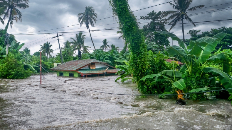Wzrosła liczba ofiar śmiertelnych powodzi na Filipinach - GospodarkaMorska.pl