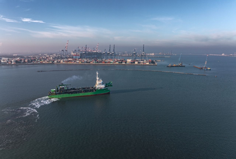 Na terenie Baltic Hub trwają prace konstrukcyjne nabrzeża głębokowodnego T3 [WIDEO] - GospodarkaMorska.pl