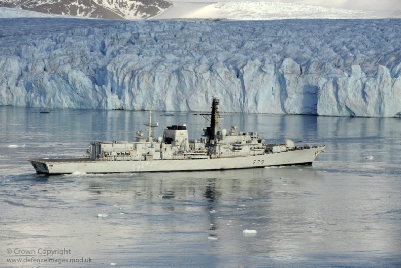 Brytyjska fregata śledzi ruchy rosyjskiego okrętu na Morzu Północnym - GospodarkaMorska.pl