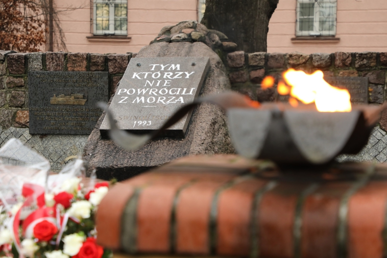 W Szczecinie uczczono obchody 30. rocznicy zatonięcia promu Jan Heweliusz - GospodarkaMorska.pl
