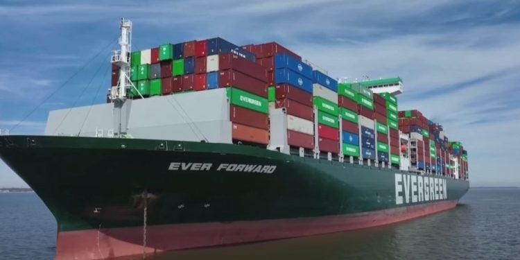 Pilot, który wprowadził Ever Forward na mieliznę, bo zagapił się w telefon, oddaje licencję - GospodarkaMorska.pl