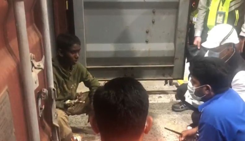 [WIDEO] Chłopak zasnął w kontenerze w Bangladeszu, odnaleziono go w Malezji - GospodarkaMorska.pl