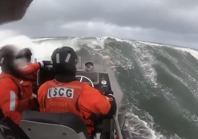 Zawsze gotowi! Straż Wybrzeża ujarzmia fale - GospodarkaMorska.pl