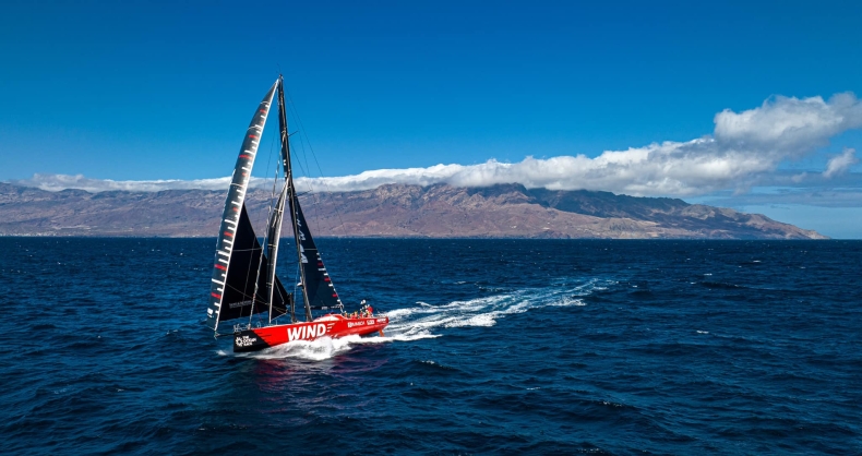 Polski jacht najlepszy! WindWhisper wygrywa pierwszy etap legendarnych regat - GospodarkaMorska.pl