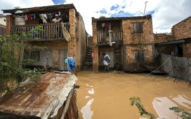 30 osób zginęło wskutek powodzi i osunięć ziemi po przejściu cyklonu Cheneso - GospodarkaMorska.pl